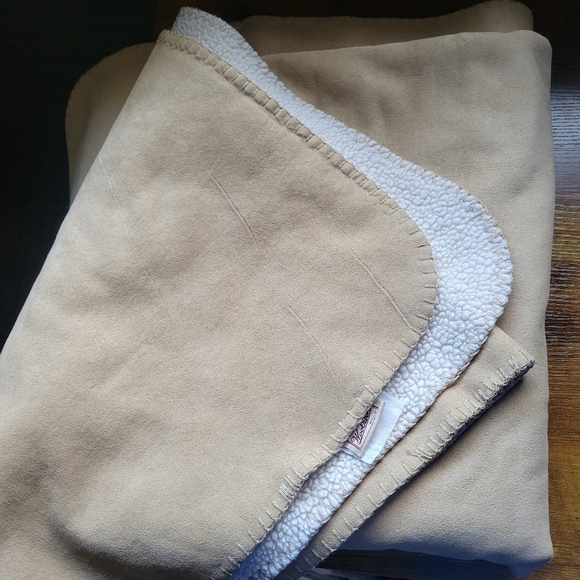 Woolrich Other - Woolrich Faux Suede/Sherpa Blanket 47"x64"